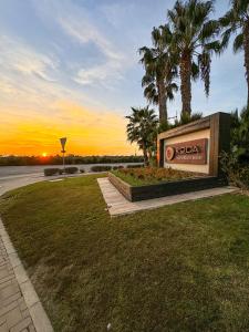 una señal de poca importancia en un parque con palmeras en Apartamento Almyra Roda Golf, en San Javier