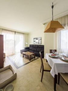 ein Wohnzimmer mit einem Sofa und einem Tisch in der Unterkunft Apartamento Almyra Roda Golf in San Javier