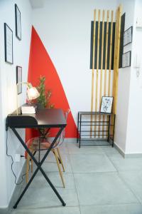 a desk and a chair in a room at L'élégance citadine in Cayenne