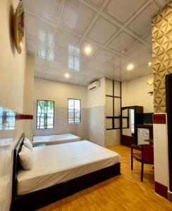 Tempat tidur dalam kamar di Khách sạn Nam Đô 2