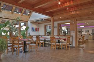 un restaurante con mesas y sillas y un bar en Gasthof Pension Alpenblick, en Radfeld