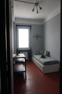 a bedroom with a bed and a desk and a window at Ozé jpas in Marseille