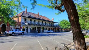 um parque de estacionamento vazio em frente a um edifício em Ashton Motel em Tumut