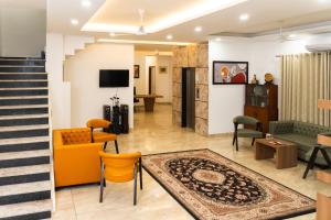 - un salon avec un escalier et un canapé dans l'établissement Sandane Homes By The Lodgers Near India Expo Centre & Mart Greater Noida, à Greater Noida