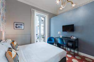 A television and/or entertainment centre at casa mo room and suite