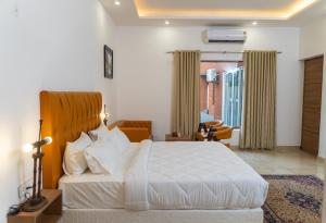 เตียงในห้องที่ Sandane Homes By The Lodgers Near India Expo Centre & Mart Greater Noida