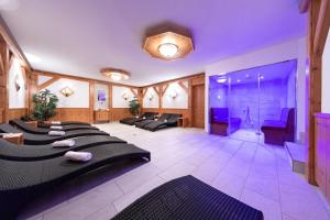 a waiting room with black couches and a shower at Elto Appartements in Kaprun