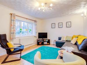 a living room with a couch and a tv at 2 bed property in Coleford 77702 in Staunton