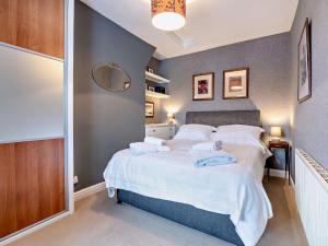 1 dormitorio con 1 cama grande con sábanas blancas en 2 Bed in Harrogate HH037, en Harrogate