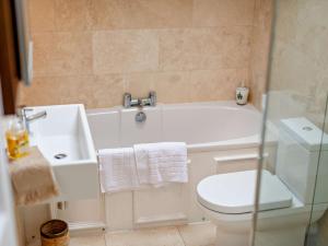 y baño con bañera, aseo y lavamanos. en 2 Bed in Harrogate HH037, en Harrogate