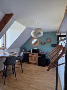 cocina con mesa y sillas en una habitación en L'Aurore de la Baie, vue sur le Mont-Saint-Michel en Huisnes-sur-Mer