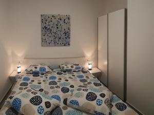 ein Schlafzimmer mit einem Bett mit blauen und weißen Kissen in der Unterkunft Villa Draga Crikvenica in Crikvenica