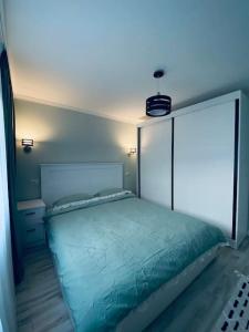 מיטה או מיטות בחדר ב-Apartament in Gura Humorului