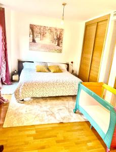 1 dormitorio con 1 cama y una pintura en la pared en Apartamento Litoral Blue, en Málaga