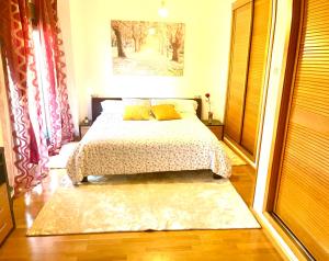 1 dormitorio con cama y alfombra en Apartamento Litoral Blue, en Málaga