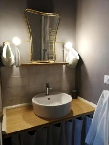 ein Badezimmer mit einem weißen Waschbecken und einem Spiegel in der Unterkunft Giorgia's House in Bari