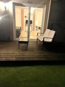 - un salon avec un canapé blanc et un banc dans l'établissement T3 de STANDING-2 chambres-PARKING-jardin-proche Paris-La Défense, à Argenteuil