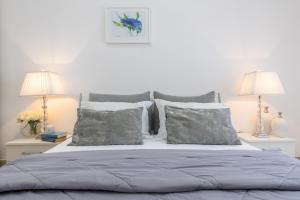 1 dormitorio con 1 cama grande y 2 lámparas en Elegance Duplexes by Monte Aria, en Herceg-Novi