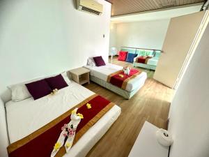 Un pat sau paturi într-o cameră la Bahagia Makmur Homestay