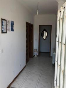 un pasillo de una casa con aseo y puerta en Villa Abreu, en Esposende