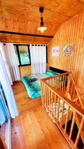 a room with a bed in a wooden cabin at บ้านนกฮูกอิงไม้ อิงมัจฉา in Ban Khlong Sai