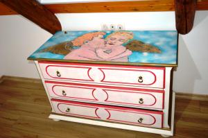 a dresser with a painting on top of it at Casa cu Magnolii in Poienile Izei