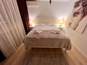 - une chambre avec un lit et 2 serviettes dans l'établissement Modern & Cozy 2 rooms apartment, à Bucarest