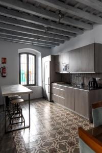 a kitchen with a table and a counter top at Arena House Conil in Conil de la Frontera