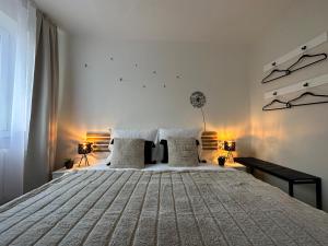 Postel nebo postele na pokoji v ubytování Morava apartmán Uherské Hradiště Šafaříkova 855