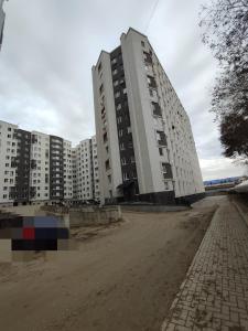 een lege straat voor hoge gebouwen bij Apartament confortabil in Chişinău
