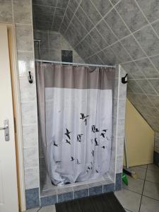 cortina de ducha con pájaros en el baño en GITE SPACIEUX AU COEUR DE L'ALSACE 3***, en Sélestat