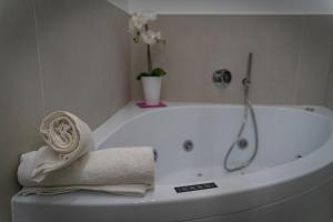 een wit bad met handdoeken erop bij Downtown Napoli b&b - e si nun canto moro in Napels +24 foto's
