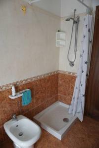 un bagno con doccia, WC e lavandino di Appartamentino a Susegana a Susegana