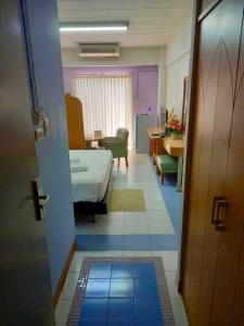 Habitación con 1 dormitorio con cama y escritorio. en Mansion Sarasinee @ Chatuchak, en Bangkok