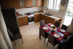 una cucina con tavolo e sedie e una cucina con tavolo di Aurora Family Loft a Nauplia