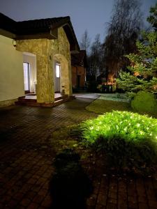 a stone house with a yard with green grass at Bungalow am Meer in Grzybowo