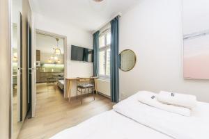- une chambre avec un lit et un bureau dans l'établissement DR Apartments - Salt, à Sopot