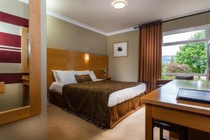 Cama o camas de una habitación en The Kenmare Bay Hotel & Luxury Lodges Resort