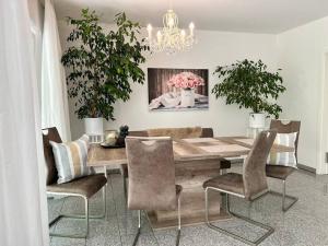 een eetkamer met een tafel en stoelen bij Amazing House in Kaiserslautern in Kaiserslautern