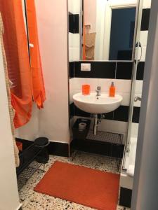 a small bathroom with a sink and a mirror at Ai Senatori in Rome