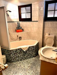łazienka z wanną, toaletą i umywalką w obiekcie Fleissner Hütte w mieście Innerkrems