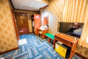 TV a/nebo společenská místnost v ubytování Soubundith Hotel