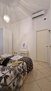 羅馬的住宿－Relax in trastevere Rome - Independent Apartment，一间设有两张床、一扇门和一张桌子的房间
