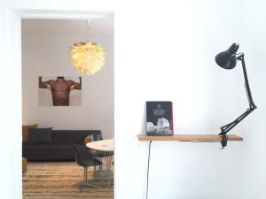 sala de estar con lámpara negra y mesa en Luxury 2 Bedroom apartment in the heart of Mitte, Berlin, en Berlín