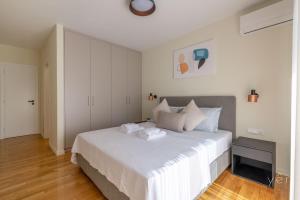 Un pat sau paturi într-o cameră la Large 2Bedroom, 2Bathroom Flat with Dining Space & Free Parking