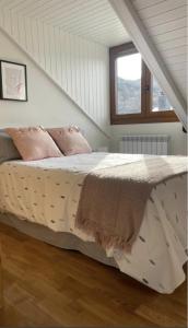 a bedroom with a bed in a attic at CHECK-IN CASAS Casa Benas in Benasque