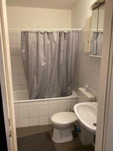 ein Badezimmer mit einem WC, einer Badewanne und einem Waschbecken in der Unterkunft Apartment bei Michael Bochum in Bochum