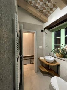 ein Bad mit einem Waschbecken und einem WC in der Unterkunft Vila Imenja in Šmartno