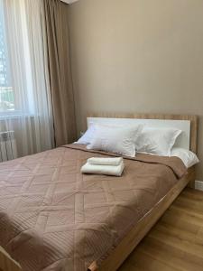 Un pat sau paturi într-o cameră la 2х комнатная квартира Астана Левый берег