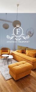 uma sala de estar com um sofá e uma mesa em Apartman Filipović em Banja Luka